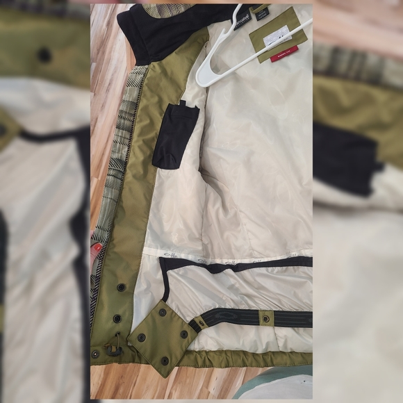 Snowboarding/skiing jacket - Picture 2 of 16